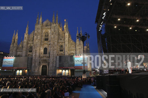 Milan June 2, 2008, Concert for Italian Republic Day in Piazza del Duomo of Andrea Bocelli and the Symphonic Orchestra “Giuseppe Verdi” conducted by Eugene Kohn / Milano, 2 giugno 2008, concerto per la  Festa della Repubblica di Andrea Bocelli con lorchestra Giuseppe Verdi diretta da Eugene Kohn - ©Marcello Mencarini/Rosebud2