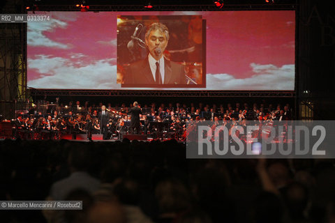 Milan June 2, 2008, Concert for Italian Republic Day in Piazza del Duomo of Andrea Bocelli and the Symphonic Orchestra “Giuseppe Verdi” conducted by Eugene Kohn / Milano, 2 giugno 2008, concerto per la  Festa della Repubblica di Andrea Bocelli con lorchestra Giuseppe Verdi diretta da Eugene Kohn - ©Marcello Mencarini/Rosebud2