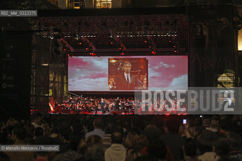 Milan June 2, 2008, Concert for Italian Republic Day in Piazza del Duomo of Andrea Bocelli and the Symphonic Orchestra “Giuseppe Verdi” conducted by Eugene Kohn / Milano, 2 giugno 2008, concerto per la  Festa della Repubblica di Andrea Bocelli con lorchestra Giuseppe Verdi diretta da Eugene Kohn - ©Marcello Mencarini/Rosebud2