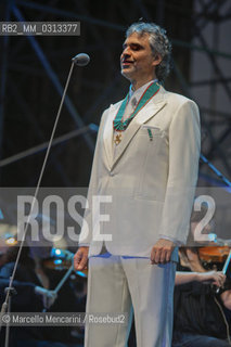 Milan June 2, 2008, Concert for Italian Republic Day in Piazza del Duomo. Andrea Bocelli and the Symphonic Orchestra “Giuseppe Verdi” conducted by Eugene Kohn / Milano, 2 giugno 2008, concerto per la  Festa della Repubblica. Il cantante Andrea Bocelli con lorchestra Giuseppe Verdi diretta da Eugene Kohn - ©Marcello Mencarini/Rosebud2