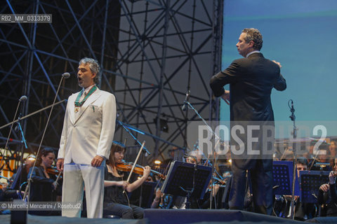 Milan June 2, 2008, Concert for Italian Republic Day in Piazza del Duomo. Andrea Bocelli and the Symphonic Orchestra “Giuseppe Verdi” conducted by Eugene Kohn / Milano, 2 giugno 2008, concerto per la  Festa della Repubblica. Il cantante Andrea Bocelli con lorchestra Giuseppe Verdi diretta da Eugene Kohn - ©Marcello Mencarini/Rosebud2