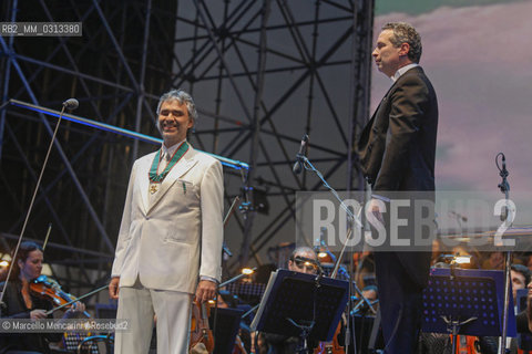 Milan June 2, 2008, Concert for Italian Republic Day in Piazza del Duomo. Andrea Bocelli and the Symphonic Orchestra “Giuseppe Verdi” conducted by Eugene Kohn / Milano, 2 giugno 2008, concerto per la  Festa della Repubblica. Il cantante Andrea Bocelli con lorchestra Giuseppe Verdi diretta da Eugene Kohn - ©Marcello Mencarini/Rosebud2