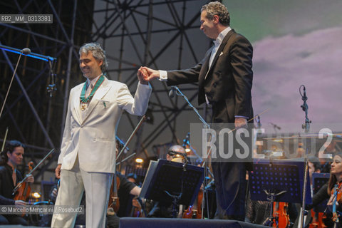 Milan June 2, 2008, Concert for Italian Republic Day in Piazza del Duomo. Andrea Bocelli and the Symphonic Orchestra “Giuseppe Verdi” conducted by Eugene Kohn / Milano, 2 giugno 2008, concerto per la  Festa della Repubblica. Il cantante Andrea Bocelli con lorchestra Giuseppe Verdi diretta da Eugene Kohn - ©Marcello Mencarini/Rosebud2
