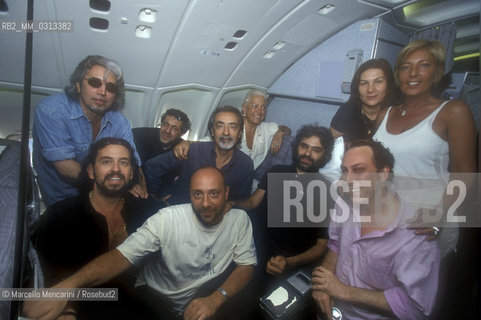 Andrea Bocelli and his staff on the plane to New York for the Statue of Liberty Concert in July 2000. From the left: his manager Michele Torpedine, his brother Alberto Bocelli, music consultant Carlo Bernini, tour manager Graziano Uliani, his mother Edi, sound engineer Luciano Serena / Andrea Bocelli e il suo staff in aereo verso New York per il Concerto sotto la Statua della libertà nel luglio del 2000. Da sinistra: il suo manager Michele Torpedine, suo fratello Alberto Bocelli, il suo consulente musicale Carlo Bernini, il suo tour manager Graziano Uliani, sua madre Edi, il suo ingegnere del suono Luciano Serena - ©Marcello Mencarini/Rosebud2