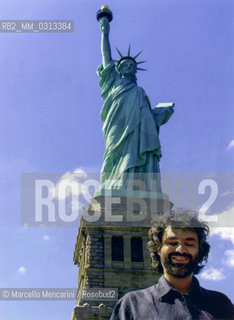 New York, July 5, 2000. Andrea Bocelli poses in front of the Liberty Statue. He is in New York City to perform his Statue of Liberty Concert at New Jerseys Liberty State Park in honor of Italian immigrants / New York, 5 luglio 2000. Andrea Bocelli posa davanti alla Statua della libertà. E a New York per il suo Concerto sotto la Statua della libertà nel Liberty State Park del New Jersey, in onore degli immigrati italiani - ©Marcello Mencarini/Rosebud2