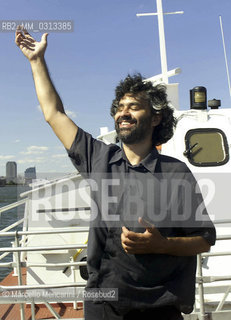 New York City, July 5, 2000. Singer Andrea Bocelli on ferry between Battery Park in Manhattan and Liberty State Park. He is in New York City to perform his Statue of Liberty Concert at New Jerseys Liberty State Park in honor of Italian immigrants / New York, 5 luglio 2000. Il cantante Andrea Bocelli sul traghetto tra Battery Park a Manhattan e Liberty State Park. E a New York per il suo Concerto sotto la statua della Libertà, in onore degli immigrati italiani - ©Marcello Mencarini/Rosebud2