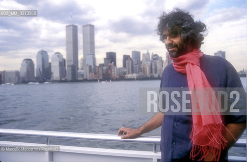 New York City, July 5, 2000. Singer Andrea Bocelli on ferry between Battery Park in Manhattan and Liberty State Park. He is in New York City to perform his Statue of Liberty Concert at New Jerseys Liberty State Park in honor of Italian immigrants / New York, 5 luglio 2000. Il cantante Andrea Bocelli sul traghetto tra Battery Park a Manhattan e Liberty State Park. E a New York per il suo Concerto sotto la statua della Libertà, in onore degli immigrati italiani - ©Marcello Mencarini/Rosebud2