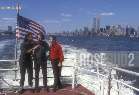 New York City, July 5, 2000. Singer Andrea Bocelli (in the middle), his brother Alberto (on the left) and conductor Steven Mercurio (on the right) on ferry between Battery Park in Manhattan and Liberty State Park. They are in New York City for Bocellis Statue of Liberty Concert at New Jerseys Liberty State Park in honor of Italian immigrants / New York, 5 luglio 2000. Il cantante Andrea Bocelli (al centro) con suo fratello Alberto (a sinistra) e il direttore dorchestra Steven Mercurio sul traghetto tra Battery Park a Manhattan e Liberty State Park. Sono a New York per il concerto di Bocelli sotto la statua della Libertà a Liberty State Park in onore degli immigrati italiani - ©Marcello Mencarini/Rosebud2