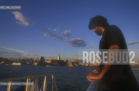 New York City, July 5, 2000. Singer Andrea Bocelli on ferry between Battery Park in Manhattan and Liberty State Park. He is in New York City to perform his Statue of Liberty Concert at New Jerseys Liberty State Park in honor of Italian immigrants / New York, 5 luglio 2000. Il cantante Andrea Bocelli sul traghetto tra Battery Park a Manhattan e Liberty State Park. E a New York per il suo Concerto sotto la statua della Libertà, in onore degli immigrati italiani - ©Marcello Mencarini/Rosebud2