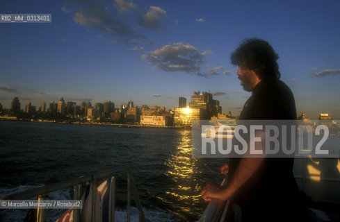 New York City, July 5, 2000. Singer Andrea Bocelli on ferry between Battery Park in Manhattan and Liberty State Park. He is in New York City to perform his Statue of Liberty Concert at New Jerseys Liberty State Park in honor of Italian immigrants / New York, 5 luglio 2000. Il cantante Andrea Bocelli sul traghetto tra Battery Park a Manhattan e Liberty State Park. E a New York per il suo Concerto sotto la statua della Libertà, in onore degli immigrati italiani - ©Marcello Mencarini/Rosebud2