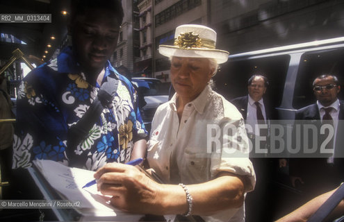 New York City, July 2000. Edi Aringhieri Bocelli, mother of singer Andrea Bocelli, signs some autographs for the fans of her son, in New York City for the Statue of Liberty Concert at New Jerseys Liberty State Park in honor of Italian immigrants / New York, luglio 2000. Edi Aringhieri Bocelli, madre del cantante Andrea Bocelli, firma autografi ai fan di suo figlio, a New York per il Concerto sotto la statua della Libertà, in onore degli immigrati italiani - ©Marcello Mencarini/Rosebud2