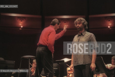 New York City, July 2000. Singer Andrea Bocelli and conductor Steven Mercurio during the rehearsal of the Statue of Liberty Concert at New Jerseys Liberty State Park in honor of Italian immigrants / New York, luglio 2000. Il cantante Andrea Bocelli e il direttore dorchestra Steven Mercurio durante le prove del Concerto sotto la statua della Libertà, in onore degli immigrati italiani - ©Marcello Mencarini/Rosebud2