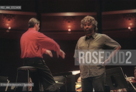 New York City, July 2000. Singer Andrea Bocelli and conductor Steven Mercurio during the rehearsal of the Statue of Liberty Concert at New Jerseys Liberty State Park in honor of Italian immigrants / New York, luglio 2000. Il cantante Andrea Bocelli e il direttore dorchestra Steven Mercurio durante le prove del Concerto sotto la statua della Libertà, in onore degli immigrati italiani - ©Marcello Mencarini/Rosebud2