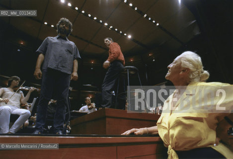 New York City, July 2000. Edi Aringhieri Bocelli, mother of singer Andrea Bocelli,  attending the rehearsal of his sons Statue of Liberty Concert conducted by Steven Mercurio at New Jerseys Liberty State Park in honor of Italian immigrants / New York, luglio 2000. Edi Aringhieri Bocelli, madre del cantante Andrea Bocelli, assiste alle prove del Concerto di suo figlio sotto la Statua della libertà condotto  dal direttore dorchestra Steven Mercurio, in onore degli immigrati italiani - ©Marcello Mencarini/Rosebud2