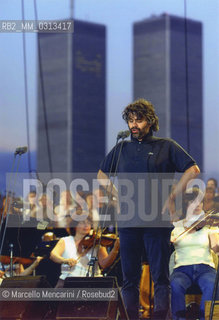 New York City, July 2000. Singer Andrea Bocelli during the rehearsal of the Statue of Liberty Concert at New Jerseys Liberty State Park in honor of Italian immigrants / New York, luglio 2000. Il cantante Andrea Bocelli durante le prove del Concerto sotto la statua della Libertà, in onore degli immigrati italiani - ©Marcello Mencarini/Rosebud2