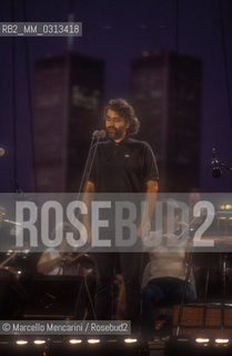 New York City, July 2000. Singer Andrea Bocelli during the rehearsal of the Statue of Liberty Concert at New Jerseys Liberty State Park in honor of Italian immigrants / New York, luglio 2000. Il cantante Andrea Bocelli durante le prove del Concerto sotto la statua della Libertà, in onore degli immigrati italiani - ©Marcello Mencarini/Rosebud2