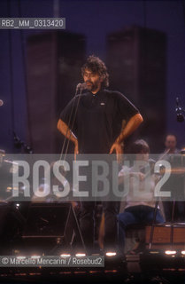 New York City, July 2000. Singer Andrea Bocelli during the rehearsal of the Statue of Liberty Concert at New Jerseys Liberty State Park in honor of Italian immigrants / New York, luglio 2000. Il cantante Andrea Bocelli durante le prove del Concerto sotto la statua della Libertà, in onore degli immigrati italiani - ©Marcello Mencarini/Rosebud2