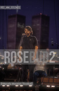 New York City, July 2000. Singer Andrea Bocelli during the rehearsal of the Statue of Liberty Concert at New Jerseys Liberty State Park in honor of Italian immigrants / New York, luglio 2000. Il cantante Andrea Bocelli durante le prove del Concerto sotto la statua della Libertà, in onore degli immigrati italiani - ©Marcello Mencarini/Rosebud2