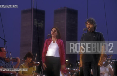 New York City, July 2000. Soprano Ana Maria Martinez and pop singer-tenor Andrea Bocelli during the rehearsal of the Statue of Liberty Concert at New Jerseys Liberty State Park in honor of Italian immigrants / New York, luglio 2000. Il soprano Ana Maria Martinez e il cantante pop-tenore Andrea Bocelli durante le prove del Concerto sotto la statua della Libertà, in onore degli immigrati italiani - ©Marcello Mencarini/Rosebud2