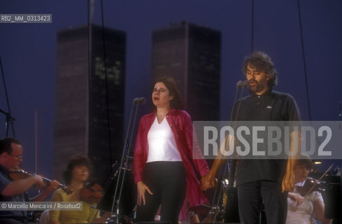 New York City, July 2000. Soprano Ana Maria Martinez and pop singer-tenor Andrea Bocelli during the rehearsal of the Statue of Liberty Concert at New Jerseys Liberty State Park in honor of Italian immigrants / New York, luglio 2000. Il soprano Ana Maria Martinez e il cantante pop-tenore Andrea Bocelli durante le prove del Concerto sotto la statua della Libertà, in onore degli immigrati italiani - ©Marcello Mencarini/Rosebud2