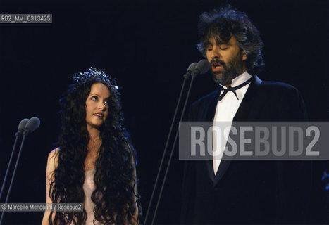 New York City, July 6, 2000. Pop singer-soprano Sarah Brightman performing in Andrea Bocellis Statue of Liberty Concert conducted by Steven Mercurio at New Jerseys Liberty State Park in honor of Italian immigrants / New York, 6 luglio 2000. La cantante pop-soprano Sarah Brightnman canta al Concerto di Andrea Bocelli sotto la statua della Libertà, in onore degli immigrati italiani - ©Marcello Mencarini/Rosebud2
