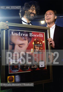 New York City, July 6, 2000. Pop singer-tenor Andrea Bocelli receives a Multi Platinum Album for his album Sacred Arias by President of Universal Records, during his Statue of Liberty Concer / New York, 6 luglio 2000. Il cantante pop-tenore Andrea Bocelli riceve il disco di platino per lalbum Arie Sacre dal presidente della Universal Records, durante il suo concerto sotto la Statua della Libertà - ©Marcello Mencarini/Rosebud2