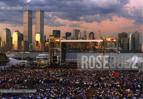 New York City, July 6, 2000. Andrea Bocellis American Dream-Statue of Liberty Concert conducted by Steven Mercurio at New Jerseys Liberty State Park in honor of Italian immigrants / New York, 6 luglio 2000. Concerto di Andrea Bocelli sotto la statua della Libertà, in onore degli immigrati italiani - ©Marcello Mencarini/Rosebud2