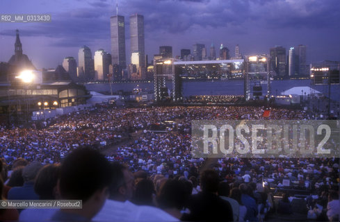 New York City, July 6, 2000. Andrea Bocellis American Dream-Statue of Liberty Concert conducted by Steven Mercurio at New Jerseys Liberty State Park in honor of Italian immigrants / New York, 6 luglio 2000. Concerto di Andrea Bocelli sotto la statua della Libertà, in onore degli immigrati italiani - ©Marcello Mencarini/Rosebud2