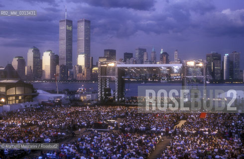 New York City, July 6, 2000. Andrea Bocellis American Dream-Statue of Liberty Concert conducted by Steven Mercurio at New Jerseys Liberty State Park in honor of Italian immigrants / New York, 6 luglio 2000. Concerto di Andrea Bocelli sotto la statua della Libertà, in onore degli immigrati italiani - ©Marcello Mencarini/Rosebud2