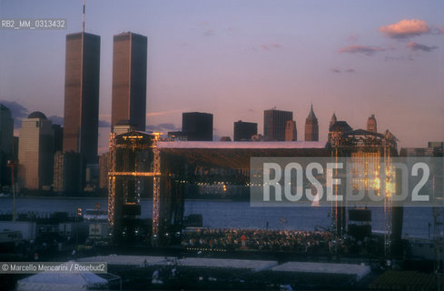 New York City, July 6, 2000. Andrea Bocellis American Dream-Statue of Liberty Concert conducted by Steven Mercurio at New Jerseys Liberty State Park in honor of Italian immigrants / New York, 6 luglio 2000. Concerto di Andrea Bocelli sotto la statua della Libertà, in onore degli immigrati italiani - ©Marcello Mencarini/Rosebud2