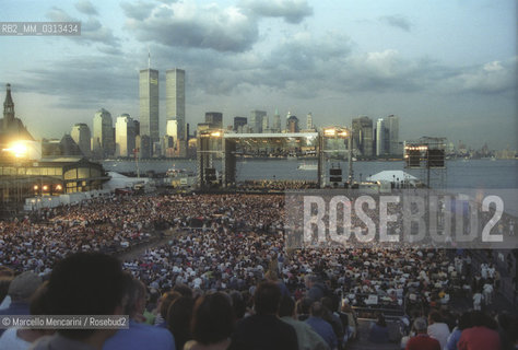 New York City, July 6, 2000. Andrea Bocellis American Dream-Statue of Liberty Concert conducted by Steven Mercurio at New Jerseys Liberty State Park in honor of Italian immigrants / New York, 6 luglio 2000. Concerto di Andrea Bocelli sotto la statua della Libertà, in onore degli immigrati italiani - ©Marcello Mencarini/Rosebud2