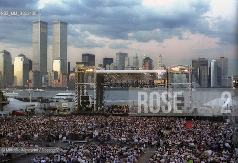 New York City, July 6, 2000. Andrea Bocellis American Dream-Statue of Liberty Concert conducted by Steven Mercurio at New Jerseys Liberty State Park in honor of Italian immigrants / New York, 6 luglio 2000. Concerto di Andrea Bocelli sotto la statua della Libertà, in onore degli immigrati italiani - ©Marcello Mencarini/Rosebud2