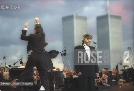Concert (in honor of all Italian immigrants) of Andrea Bocelli and the New Jersey Simphony Orchestra with the Twin Towers in background. Conductor Steven Mercurio. Liberty State Park, New York, 6th July 2000 / Concerto di Andrea Bocelli a Liberty State Park. New Jersey Simphony Orchestra diretta da Steven Mercurio. Sullo sfondo le Twin Towers. New York, 6 luglio 2000 - ©Marcello Mencarini/Rosebud2