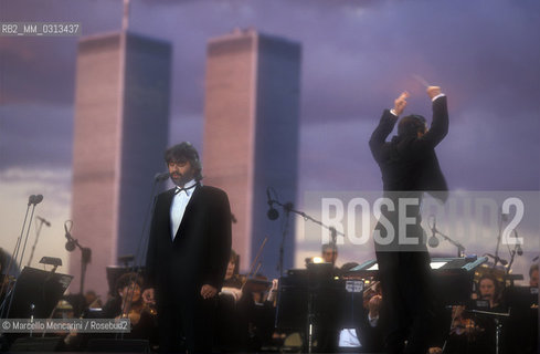 Concert (in honor of all Italian immigrants) of Andrea Bocelli and the New Jersey Simphony Orchestra with the Twin Towers in background. Conductor Steven Mercurio. Liberty State Park, New York, 6th July 2000 / Concerto di Andrea Bocelli a Liberty State Park. New Jersey Simphony Orchestra diretta da Steven Mercurio. Sullo sfondo le Twin Towers. New York, 6 luglio 2000 - ©Marcello Mencarini/Rosebud2