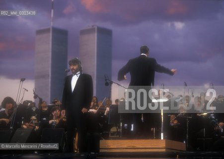 Concert (in honor of all Italian immigrants) of Andrea Bocelli and the New Jersey Simphony Orchestra with the Twin Towers in background. Conductor Steven Mercurio. Liberty State Park, New York, 6th July 2000 / Concerto di Andrea Bocelli a Liberty State Park. New Jersey Simphony Orchestra diretta da Steven Mercurio. Sullo sfondo le Twin Towers. New York, 6 luglio 2000 - ©Marcello Mencarini/Rosebud2