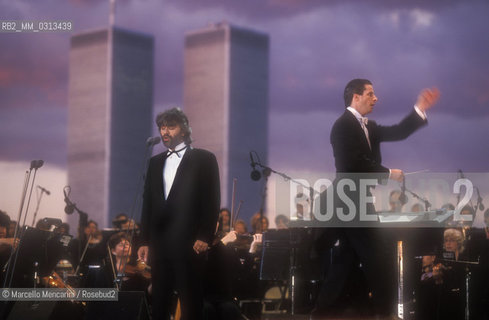 Concert (in honor of all Italian immigrants) of Andrea Bocelli and the New Jersey Simphony Orchestra with the Twin Towers in background. Conductor Steven Mercurio. Liberty State Park, New York, 6th July 2000 / Concerto di Andrea Bocelli a Liberty State Park. New Jersey Simphony Orchestra diretta da Steven Mercurio. Sullo sfondo le Twin Towers. New York, 6 luglio 2000 - ©Marcello Mencarini/Rosebud2