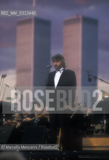 Concert (in honor of all Italian immigrants) of Andrea Bocelli and the New Jersey Simphony Orchestra with the Twin Towers in background. Conductor Steven Mercurio. Liberty State Park, New York, 6th July 2000 / Concerto di Andrea Bocelli a Liberty State Park. New Jersey Simphony Orchestra diretta da Steven Mercurio. Sullo sfondo le Twin Towers. New York, 6 luglio 2000 - ©Marcello Mencarini/Rosebud2