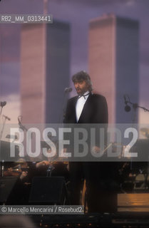 Concert (in honor of all Italian immigrants) of Andrea Bocelli and the New Jersey Simphony Orchestra with the Twin Towers in background. Conductor Steven Mercurio. Liberty State Park, New York, 6th July 2000 / Concerto di Andrea Bocelli a Liberty State Park. New Jersey Simphony Orchestra diretta da Steven Mercurio. Sullo sfondo le Twin Towers. New York, 6 luglio 2000 - ©Marcello Mencarini/Rosebud2