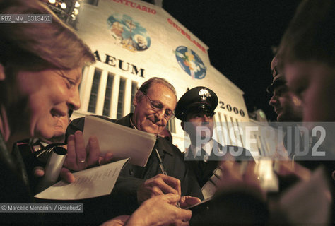 San Giovanni Rotondo (Foggia), 29 April 2000. TV presenter Renzo Arbore signs autographs in front of the Church of Santa Maria delle Grazie before the Andrea Bocelli concert on the occasion of the first anniversary of the beatification of Padre Pio / San Giovanni Rotondo (Foggia), 29 aprile 2000. Il presentatore TV Renzo Arbore firma autografi davanti alla Chiesa di Santa Maria delle Grazie prima del concerto di Andrea Bocelli in occasione del primo anniversario della beatificazione di Padre Pio - ©Marcello Mencarini/Rosebud2