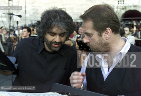 Verona Arena, August 16, 2000. Pop singer-tenor Andrea Bocelli and bass Roberto Scandiuzzi during the rehearsal of Verdis Requiem Mass, conducted by Lorin Maazel / Verona, 16 agosto 2000. Il cantante Andrea Bocelli e il basso Roberto Scandiuzzi durante le prove della Messa da Requiem di Verdi, diretta da Lorin Maazel - ©Marcello Mencarini/Rosebud2