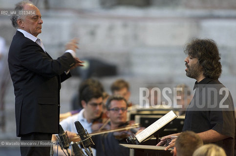 Verona Arena, August 16, 2000. Conductor Lorin Maazel and Pop singer-tenor Andrea Bocelli performing the rehearsal of Verdis Requiem Mass / Verona, 16 agosto 2000. Il direttore dorchestra Lorin Maazel e il cantante Andrea Bocelli durante le prove della Messa da Requiem di Verdi - ©Marcello Mencarini/Rosebud2