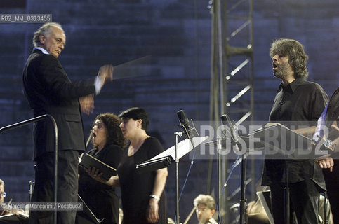 Verona Arena, August 16, 2000. Conductor Lorin Maazel, soprano Fiorenza Cedolins, mezzo-soprano Luciana DIntino and Pop singer-tenor Andrea Bocelli performing the rehearsal of Verdis Requiem Mass / Verona, 16 agosto 2000. Il direttore dorchestra Lorin Maazel, il soprano Fiorenza Cedolins, il mezzosoprano Luciana DIntino e il cantante Andrea Bocelli durante le prove della Messa da Requiem di Verdi - ©Marcello Mencarini/Rosebud2