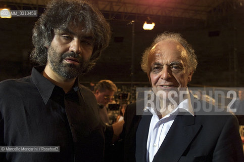 Verona Arena, August 16, 2000. Pop singer-tenor Andrea Bocelli and conductor Lorin Maazel pose during the rehearsal of Verdis Requiem Mass / Verona, 16 agosto 2000. Il direttore dorchestra Lorin Maazel e il cantante Andrea Bocelli posano durante le prove della Messa da Requiem di Verdi - ©Marcello Mencarini/Rosebud2
