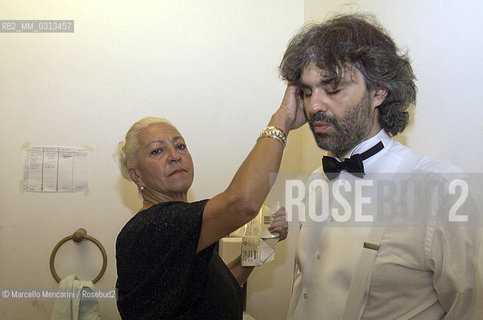 Verona Arena, August 17, 2000. Pop singer-tenor Andrea Bocelli in his dressing room with his mother Edi before performing Verdis Requiem Mass conducted by Lorin Maazel / Arena di Verona, 17 agosto 2000. Andrea Bocelli in camerino con sua madre Edi prima di cantare la messa da Requiem di Verdi diretta da Lorin Maazel
 ©Marcello Mencarini/Rosebud2
