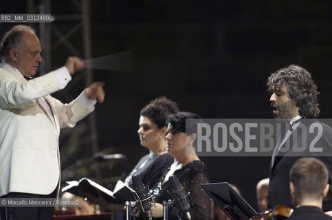 Verona Arena, August 17, 2000. Conductor Lorin Maazel, soprano Fiorenza Cedolins, mezzo-soprano Luciana DIntino and pop singer-tenor Andrea Bocelli performing Verdis Requiem Mass / Verona, 17 agosto 2000. Il direttore dorchestra Lorin Maazel, il soprano Fiorenza Cedolins, il mezzo-soprano Luciana DIntino e il cantante Andrea Bocelli nella Messa da Requiem di Verdi - ©Marcello Mencarini/Rosebud2