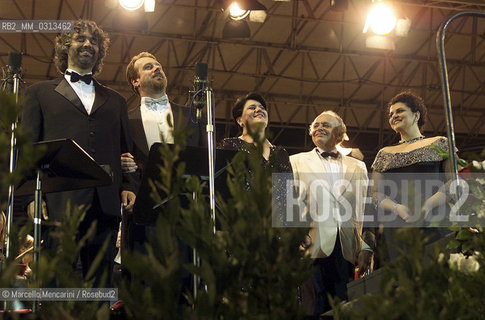 Verona Arena, August 17, 2000. Pop singer-tenor Andrea Bocelli, bass Roberto Scandiuzzi, mezzo-soprano Luciana DIntino, conductor Lorin Maazel, soprano Fiorenza Cedolins greeting the audience after performing Verdis Requiem Mass / Verona, 17 agosto 2000. Il cantante Andrea Bocelli, il basso Roberto Scandiuzzi, il mezzosoprano Luciana DIntino, il direttore dorchestra Lorin Maazel e il soprano Fiorenza Cedolins ringraziano il pubblico dopo aver eseguito la  Messa da Requiem di Verdi - ©Marcello Mencarini/Rosebud2