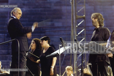 Verona Arena, August 17, 2000. Pop singer-tenor Andrea Bocelli, bass Roberto Scandiuzzi, mezzo-soprano Luciana DIntino, conductor Lorin Maazel, soprano Fiorenza Cedolins greeting the audience after performing Verdis Requiem Mass / Verona, 17 agosto 2000. Il cantante Andrea Bocelli, il basso Roberto Scandiuzzi, il mezzosoprano Luciana DIntino, il direttore dorchestra Lorin Maazel e il soprano Fiorenza Cedolins ringraziano il pubblico dopo aver eseguito la  Messa da Requiem di Verdi - ©Marcello Mencarini/Rosebud2