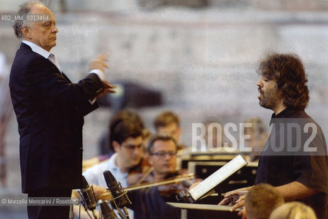 Verona Arena, August 17, 2000. Pop singer-tenor Andrea Bocelli, bass Roberto Scandiuzzi, mezzo-soprano Luciana DIntino, conductor Lorin Maazel, soprano Fiorenza Cedolins greeting the audience after performing Verdis Requiem Mass / Verona, 17 agosto 2000. Il cantante Andrea Bocelli, il basso Roberto Scandiuzzi, il mezzosoprano Luciana DIntino, il direttore dorchestra Lorin Maazel e il soprano Fiorenza Cedolins ringraziano il pubblico dopo aver eseguito la  Messa da Requiem di Verdi - ©Marcello Mencarini/Rosebud2