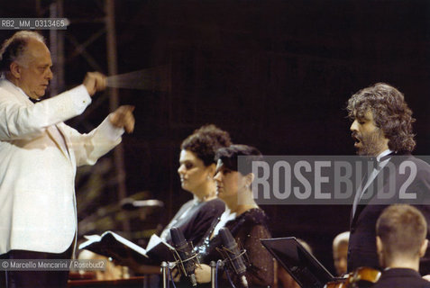 Verona Arena, August 17, 2000. Pop singer-tenor Andrea Bocelli, bass Roberto Scandiuzzi, mezzo-soprano Luciana DIntino, conductor Lorin Maazel, soprano Fiorenza Cedolins greeting the audience after performing Verdis Requiem Mass / Verona, 17 agosto 2000. Il cantante Andrea Bocelli, il basso Roberto Scandiuzzi, il mezzosoprano Luciana DIntino, il direttore dorchestra Lorin Maazel e il soprano Fiorenza Cedolins ringraziano il pubblico dopo aver eseguito la  Messa da Requiem di Verdi - ©Marcello Mencarini/Rosebud2