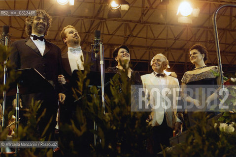 Verona Arena, August 17, 2000. Pop singer-tenor Andrea Bocelli, bass Roberto Scandiuzzi, mezzo-soprano Luciana DIntino, conductor Lorin Maazel, soprano Fiorenza Cedolins greeting the audience after performing Verdis Requiem Mass / Verona, 17 agosto 2000. Il cantante Andrea Bocelli, il basso Roberto Scandiuzzi, il mezzosoprano Luciana DIntino, il direttore dorchestra Lorin Maazel e il soprano Fiorenza Cedolins ringraziano il pubblico dopo aver eseguito la  Messa da Requiem di Verdi - ©Marcello Mencarini/Rosebud2